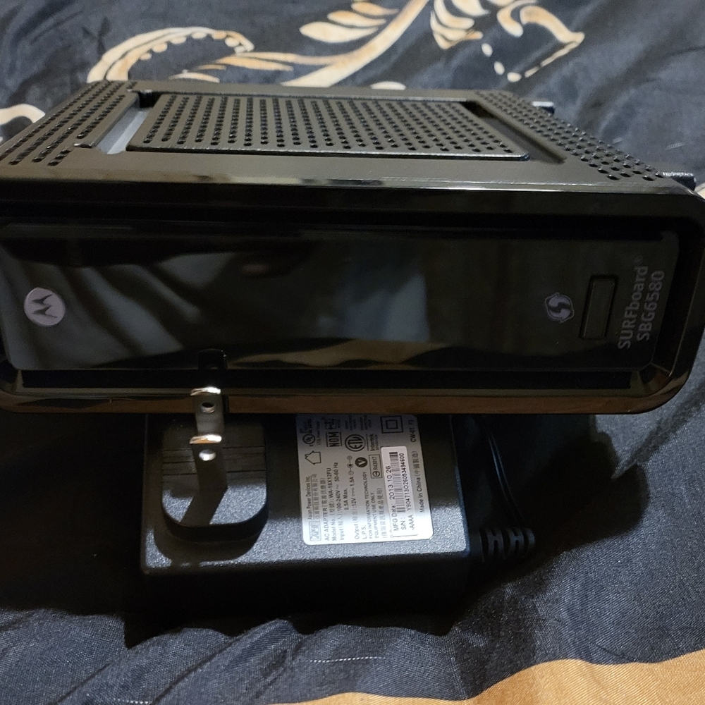 Motorola Surboard Cable Modem & Router - Picture 7 of 8